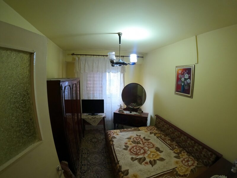 Trei camere la etajul 3/4, decomandat, izolat termic.