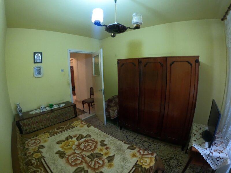 Trei camere la etajul 3/4, decomandat, izolat termic.