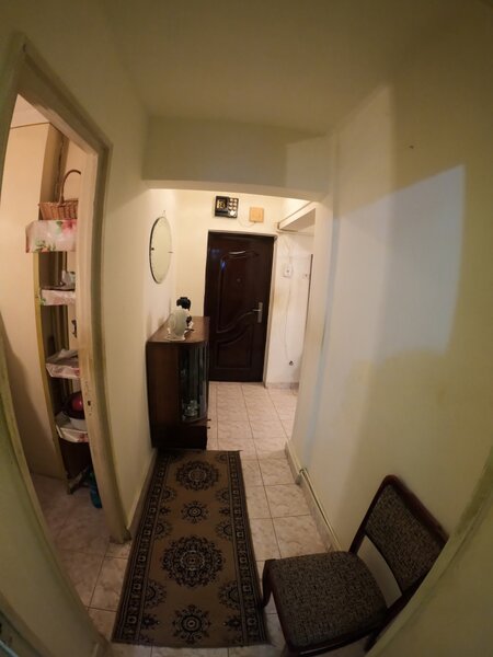 Trei camere la etajul 3/4, decomandat, izolat termic.