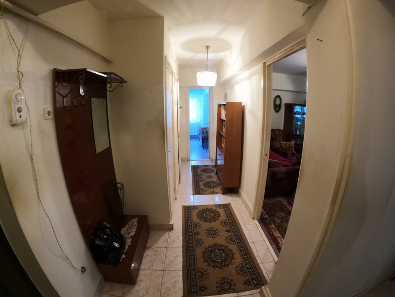 Trei camere la etajul 3/4, decomandat, izolat termic.