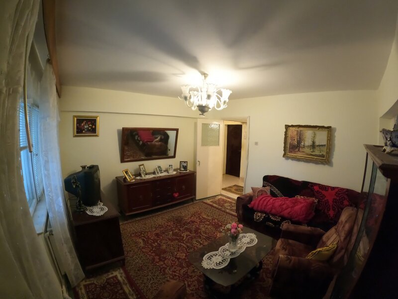 Trei camere la etajul 3/4, decomandat, izolat termic.