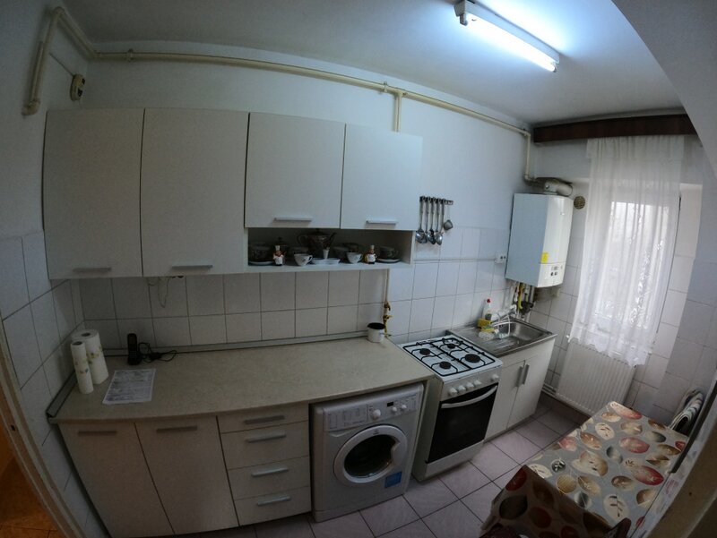 Trei camere la etajul 3/4, decomandat, izolat termic.