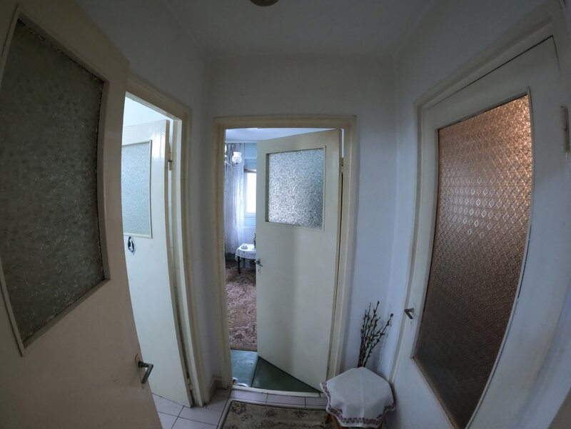 Trei camere la etajul 3/4, decomandat, izolat termic.