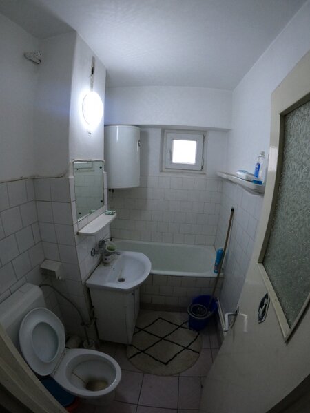 Trei camere la etajul 3/4, decomandat, izolat termic.