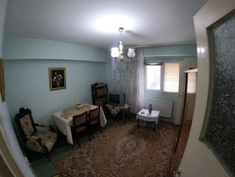 Trei camere la etajul 3/4, decomandat, izolat termic.